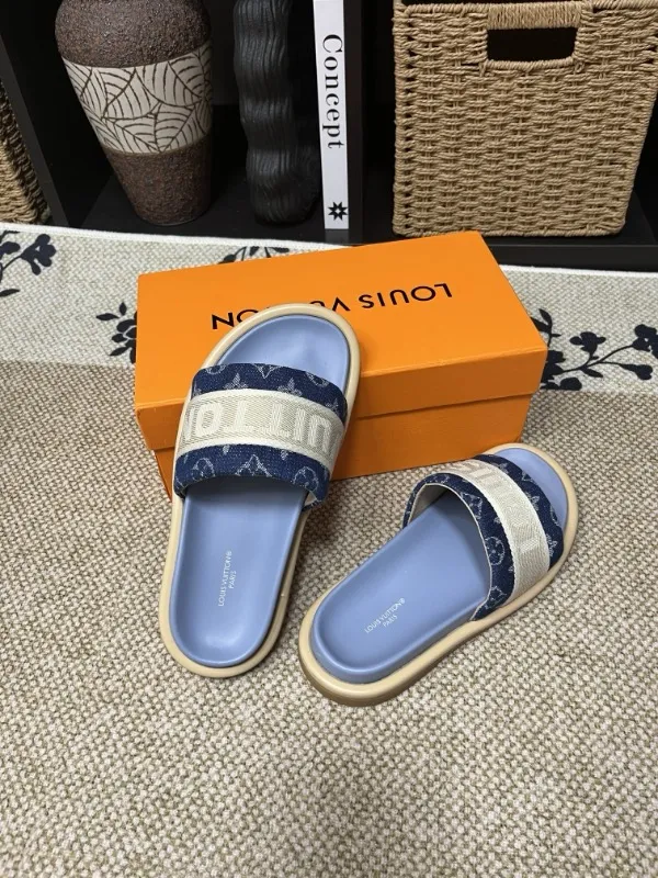 P320💰[New model] Long-term availability, 2025 new model, couple model [LOUlS VUlTTON] comes with drawer box, bag, card, invoice "Louis Vuitton ~ unique modern sandals. 》LV counter purchasing 🏃Men's and women's casual slippers, sold at the same time at the counter, the original old flower material upper is soft and comfortable, (refuses to discolor and rub the feet) sole: original factory special combination original sole, code number: 35--46 4 multiple colors 🉑️ to choose from